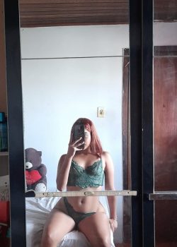 Morenita juega con su pitote de goma 9