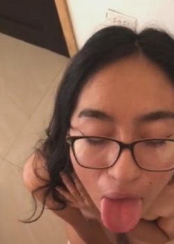 Asi espera la lechita esta putita... 5