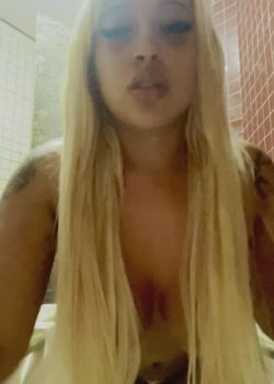 Rubia madurita filtrada tocandose en el jacuzzi 13
