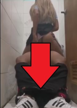 Cogiendo con el profesor en el baño 7