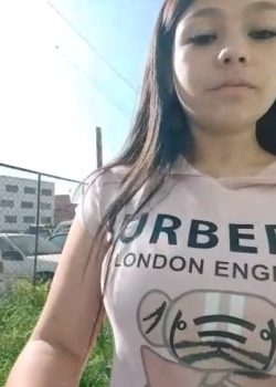 Jovencita se graba turbandose en el patio de su casa 11