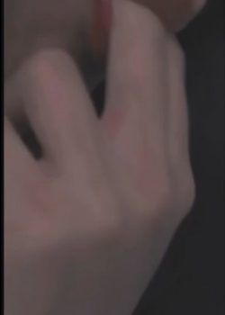 Blanquita de ricas tetis se chupa los dedos antes de turbarse 4