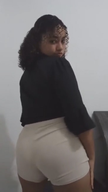 Morenita de rulos se graba perreando 10
