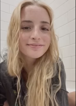 Rubia se turba con su dildo en ducha 9