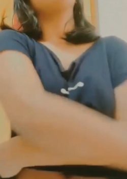Morenita se graba mostrando las tetasas 3