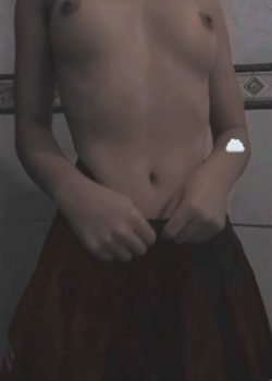 Blanquita de ricas tetis se desnuda para la banad 13