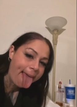 Gordita tatuada adicta a comer pinga negra 9