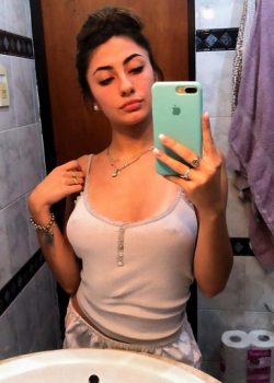 Jovencita caliente presume su cuerpo en lenceria 15