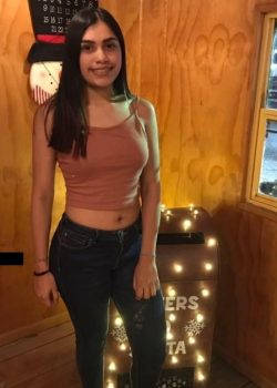 Jovencita nos muestra y turba la conchita gordita rikolina 11