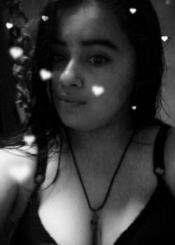 Morrita muestra la conchita rosadita mientras se turba 3