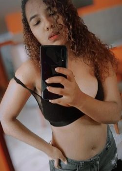 Morenita de rulos se graba mostrando las tetasas 3