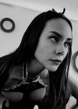 A ella le gusta que le den contra la mesa 10