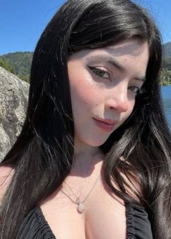 Tierna blanquita se abre de piernas 4