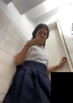 Putita egresada enseñando el coñito 10