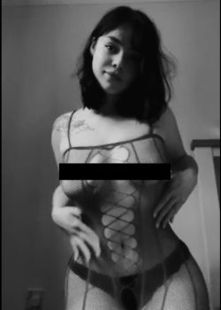 Luego de bailar sexy, es cogida y cumeada en la cara 11