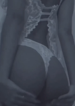 Putita pelirroja mostrando su rico cuerpito (termina turbada) 8