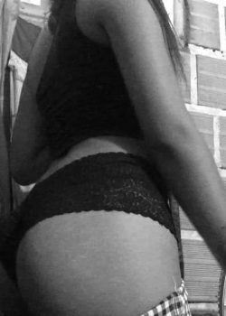 Morenita venezolana se desnuda para la banda 3