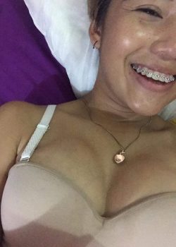 Viciosa se mete de a cuatro dedos por la conchita 4