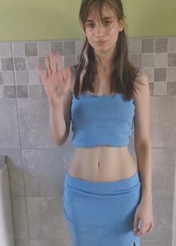 Flaquita rusa se desnuda y turba parada con su dildote 7