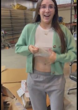 Mi flaquita me muestra las tetis al irme a visitar a la chamba 1