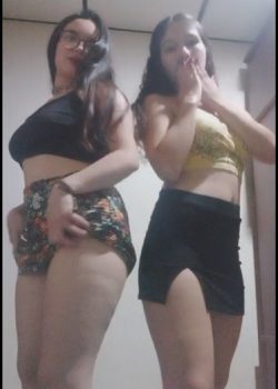 Amigas se divierten tocandose 2