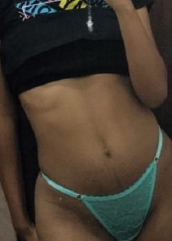 Flaquita de ricas chichis turbandose duro hasta correrse 7