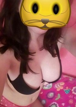 Jovencita se desnuda y turba la conchita 4