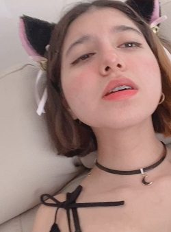 Blanquita tetona se turba con su vibrador hasta correrse 10