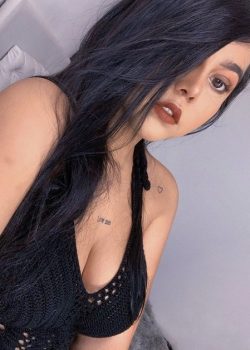 Tetona se chupa los dedos antes de dedearse 7
