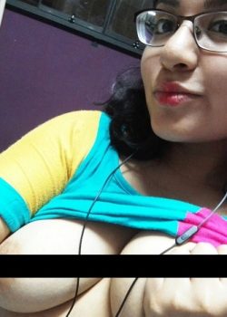 Morrita tetona se chupa las tetas en videollamada 4