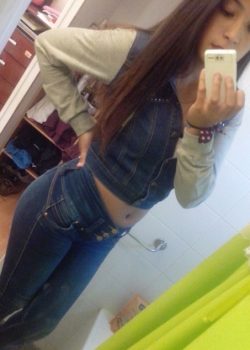 Adolescente se desnuda y turba la conchita rosadita 7