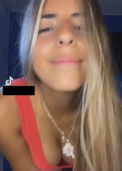 Rubia tetona de tiktok es filtrada jugando con su dildo 2