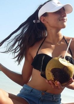 Flaquita tetona se mete de a cuatro dedos por la pushita 14
